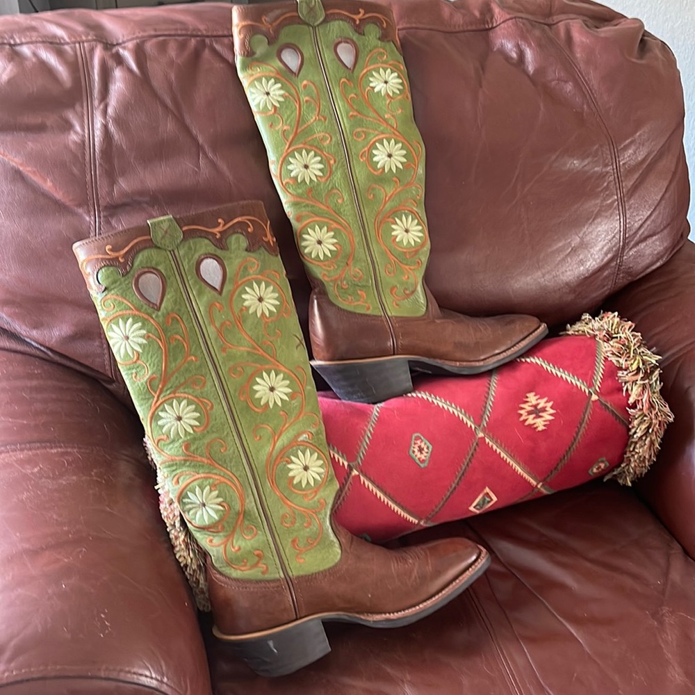 Women’s twisted x boots.